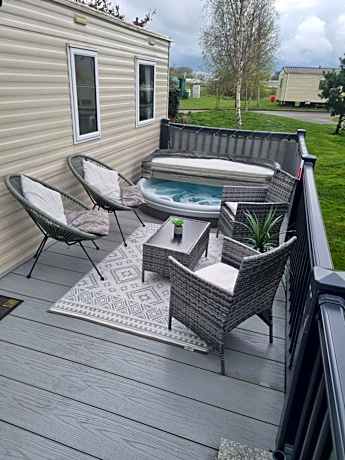 Luxury caravan and Tattershall lakes with private hot tub and WiFi