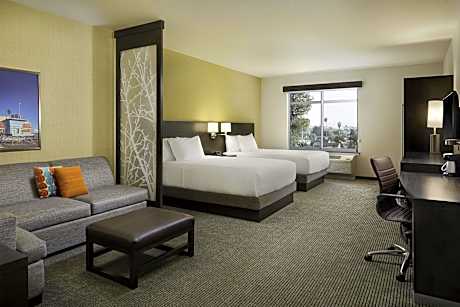 Queen Room with Two Queen Beds and Sofa Bed - High Floor