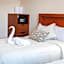 La Lola Hotel & Suites