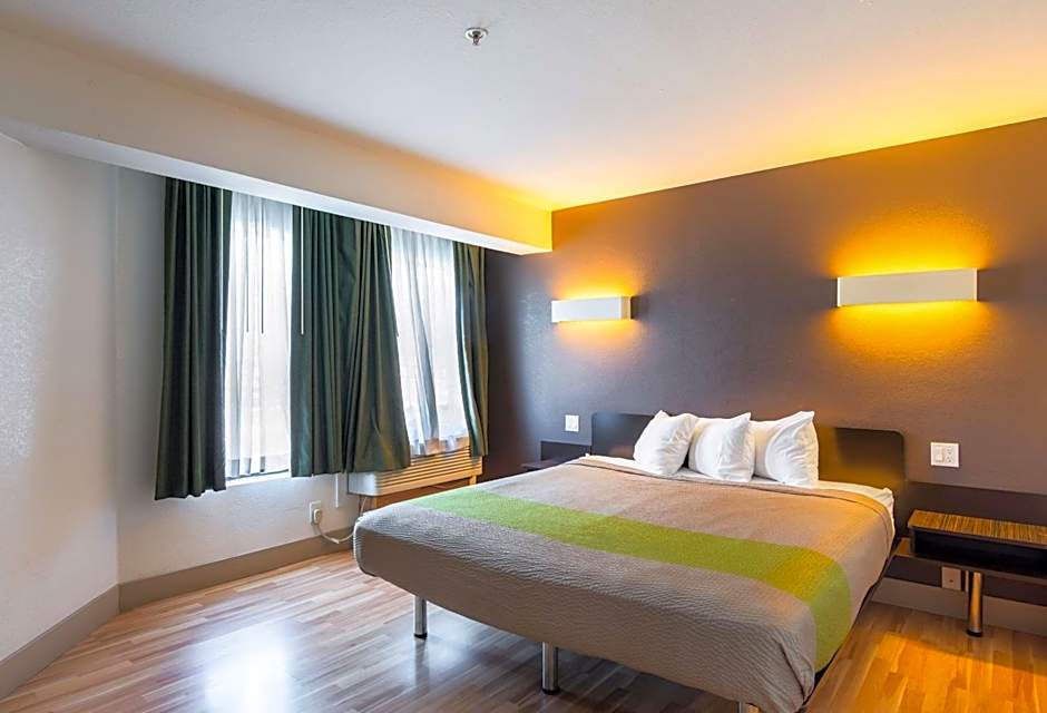 Photo 1 of 6 of 1 Queen Bed, Accessible, Roll in Shower