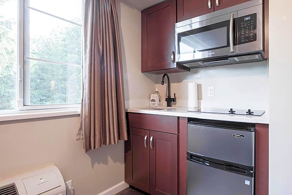 Gibsons Garden Hotel