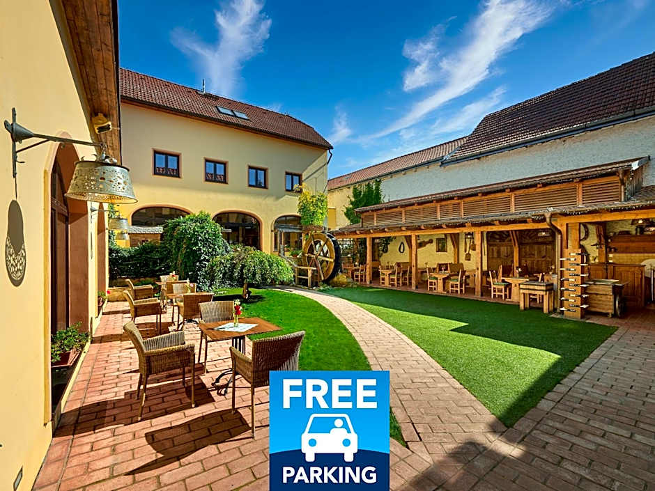 Hotel Selsky Dvur - Bohemian Village Courtyard