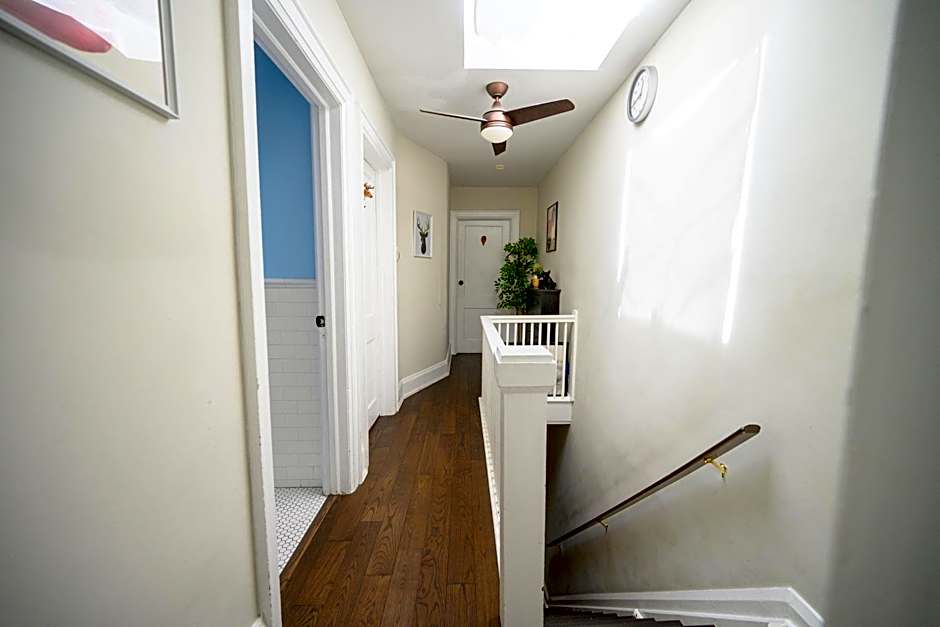 Bright and Quiet Bedroom near Subway, Koreatown and UofT