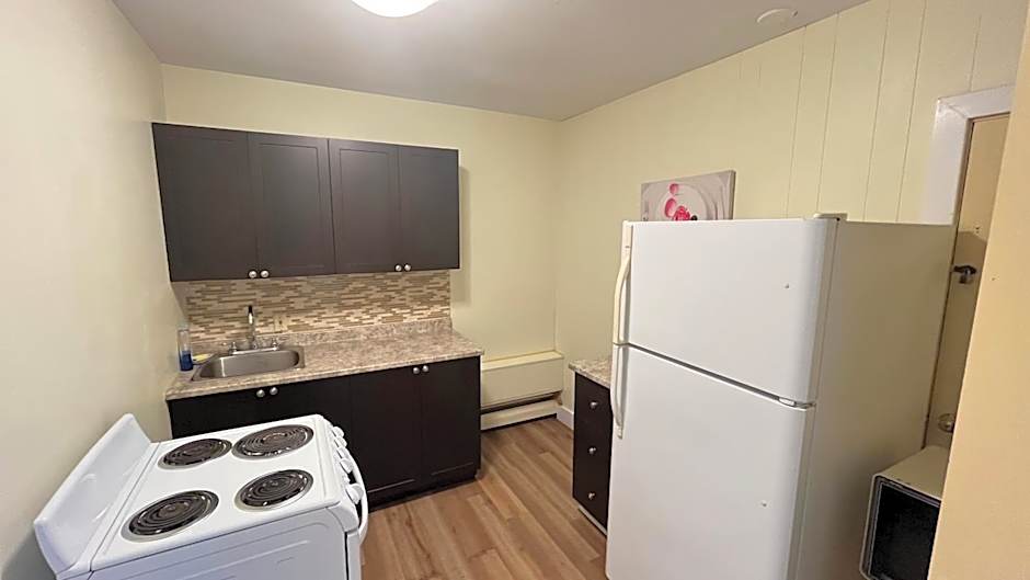 Admiral's Quay Motel & Suites