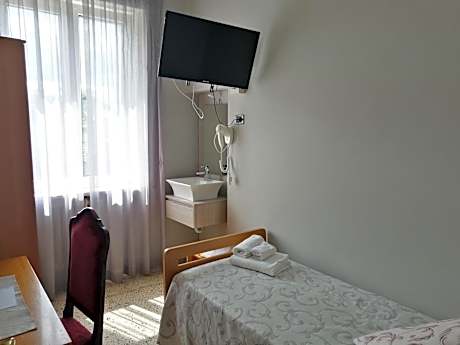 Single Room with Private External Bathroom