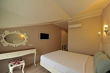 Superior Room with Balcony Garden or Pool View