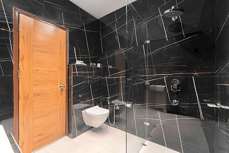 SPT Clarks Inn Suites, Mandi