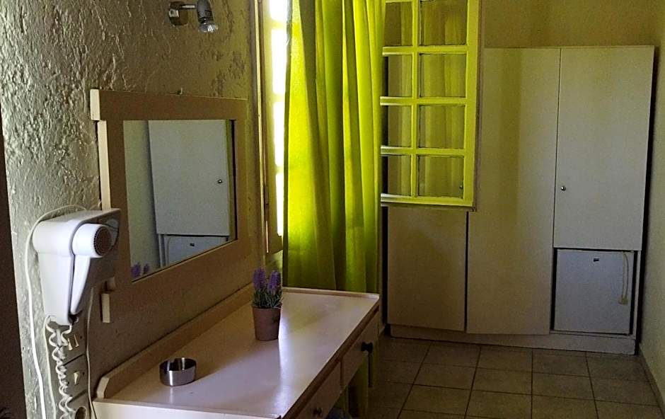 CLEO ROOM WITH PATIO 250m FROM THE BEACH