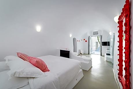 Elegant two-bedroom duplex with Hot Tubs, Private Pool & Caldera View