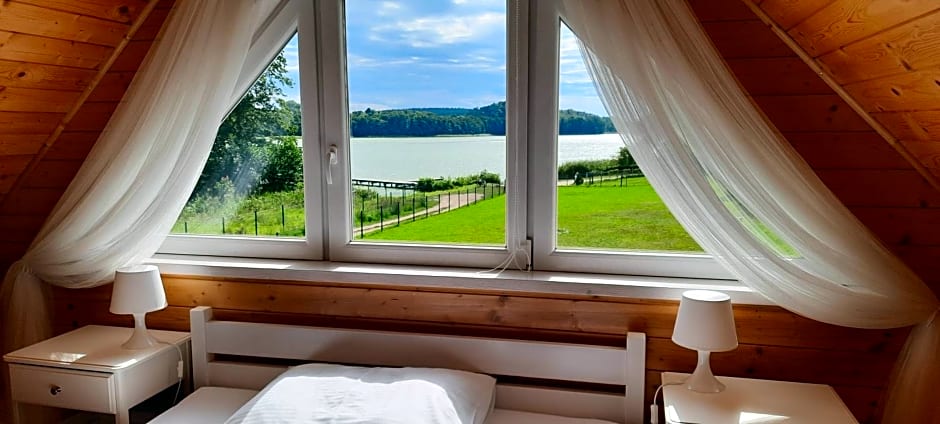 Szary domek nad jeziorem