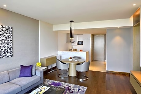 area - 915 sq.ft., 1 bedroom apartment, 1 king, garden view