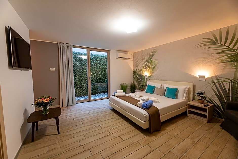 Bellagio Village- 4 Apartments by the lake - Seasonal Warm Pool and Sauna