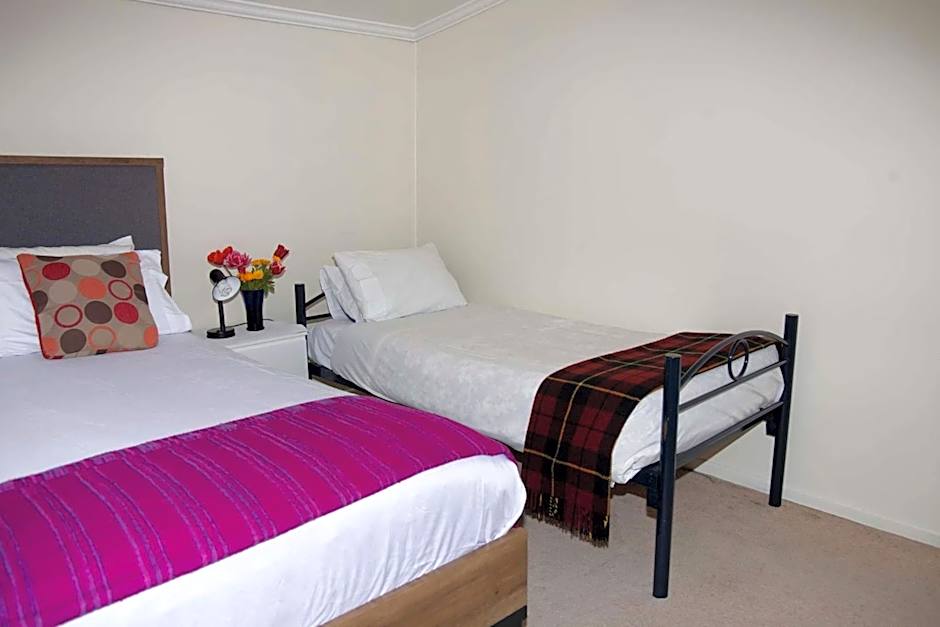 Surat Bay Lodge by the Sea/Backpackers Hostel