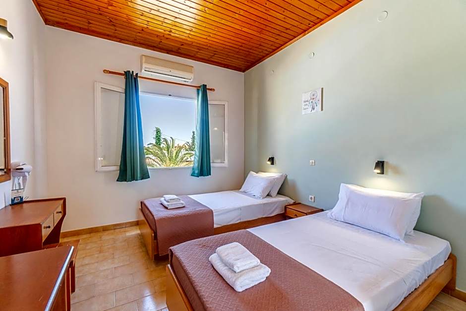 Sandy Beach Complex - Poolside Studios & Seaside Apartments