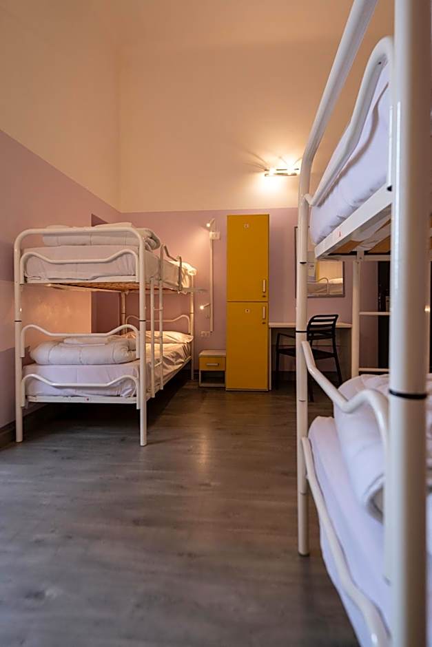 Hotel & Hostel 7