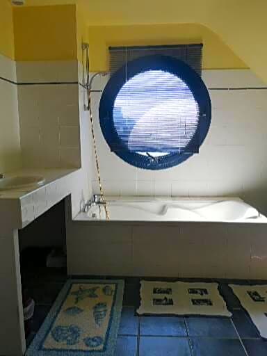 Chambre dans Maison fleurie et calme