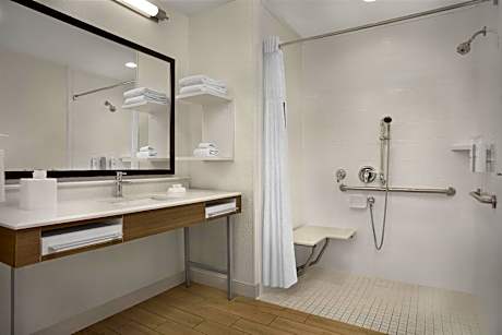 1 KING MOBILITY/HEARING ACC RI SHOWER NOSMOK