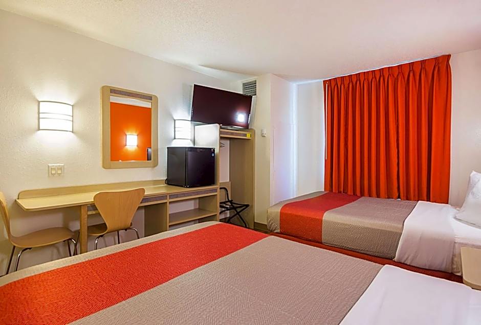 Motel 6-Whitby, ON - Toronto East