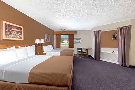 Studio Suite with Three Queen Beds - Non-Smoking