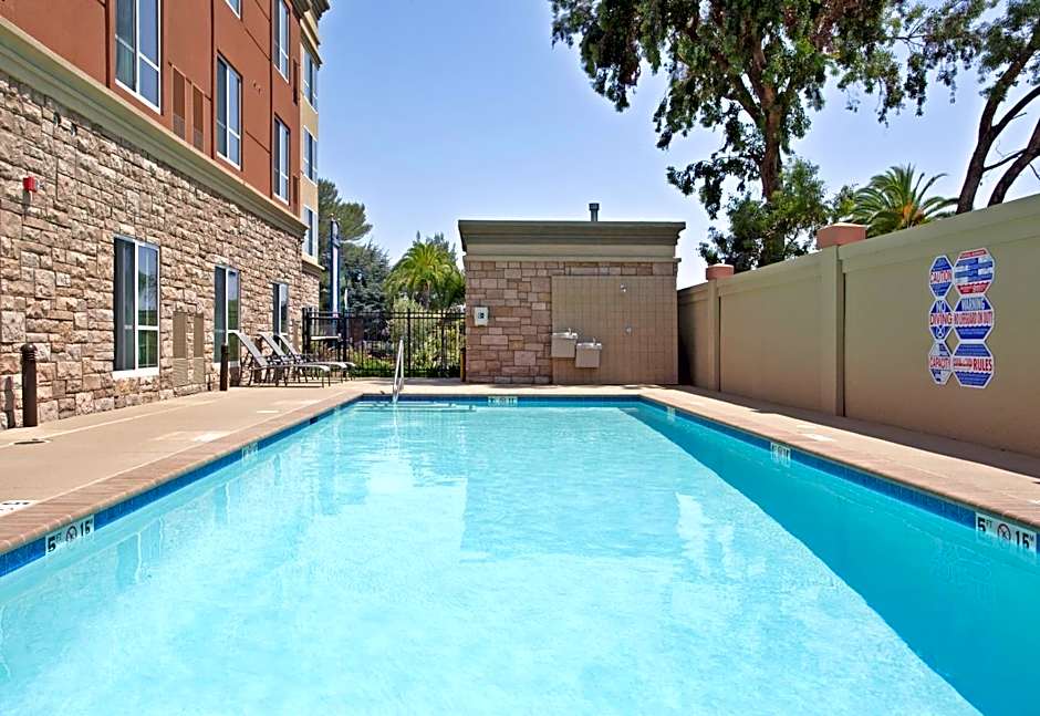 Holiday Inn & Suites Oakland - Airport by IHG