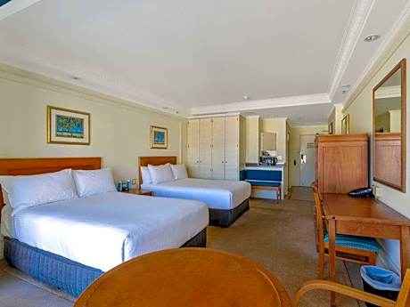 Classic Twin Room with City and Mountain View