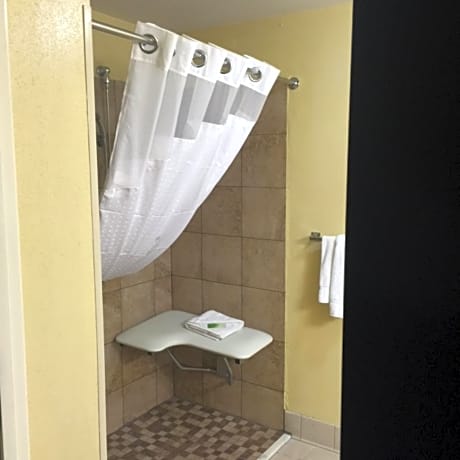 King Room - Mobility Access/Roll in Shower - Non-Smoking