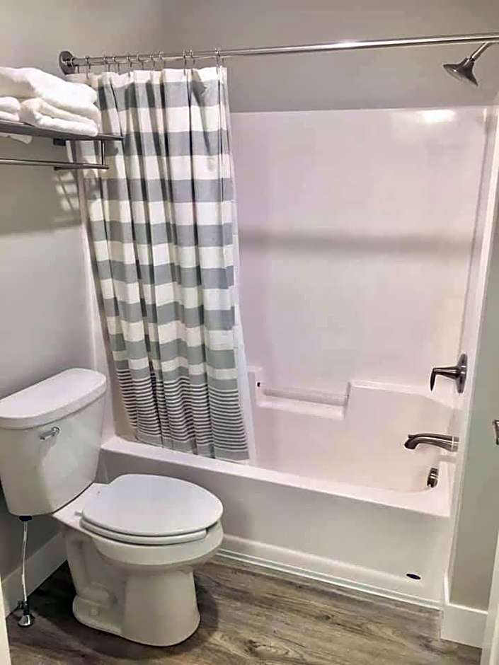 Empire Lakeshore Inn