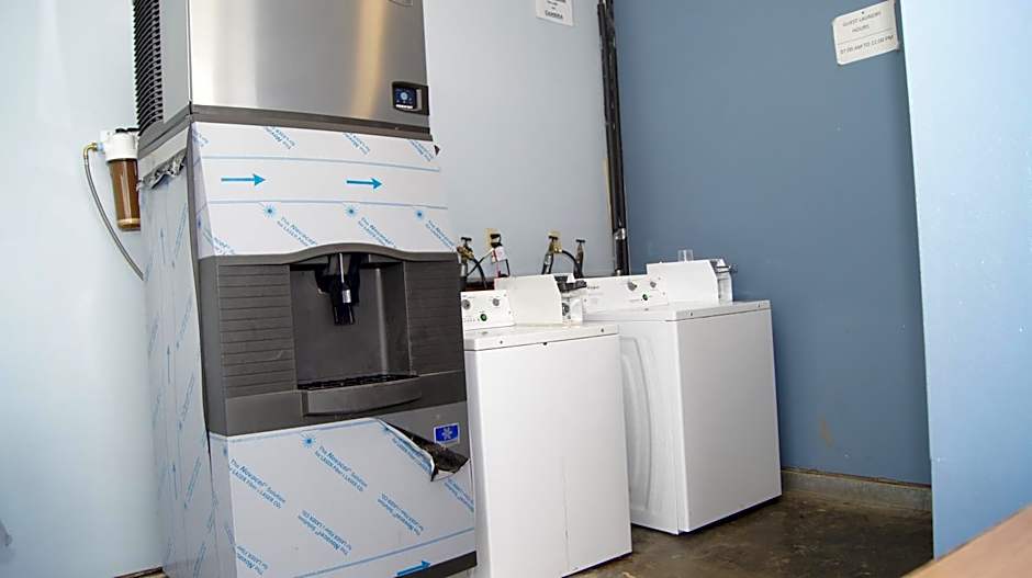 Holiday Lodge & Suites