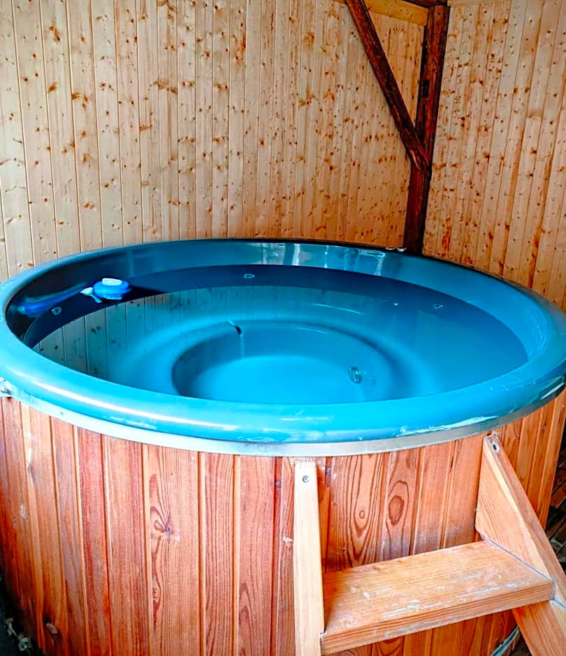 DOMEK NA GÓRACH z GORĄCĄ BALIĄ i SAUNĄ