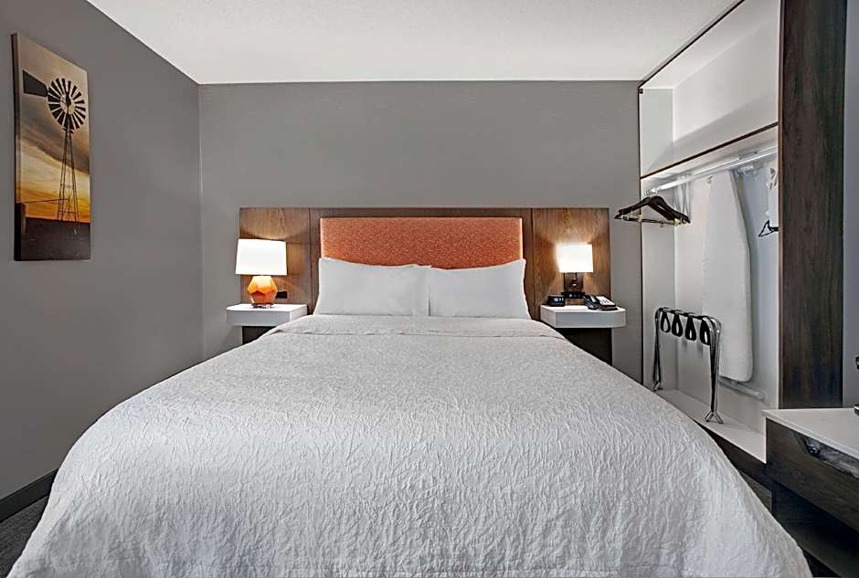 Photo 1 of 3 of 1 Queen Bed, Hearing Accessible