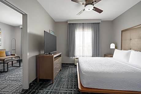 1 King Bed Premium 1 Bedroom Suite Nonsmoking