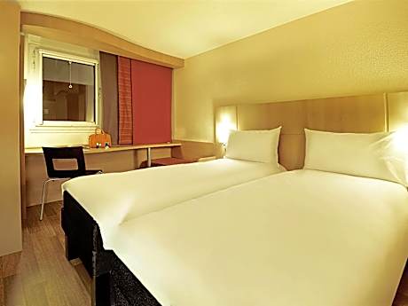 Room with 1 double bed + 1 extra bed