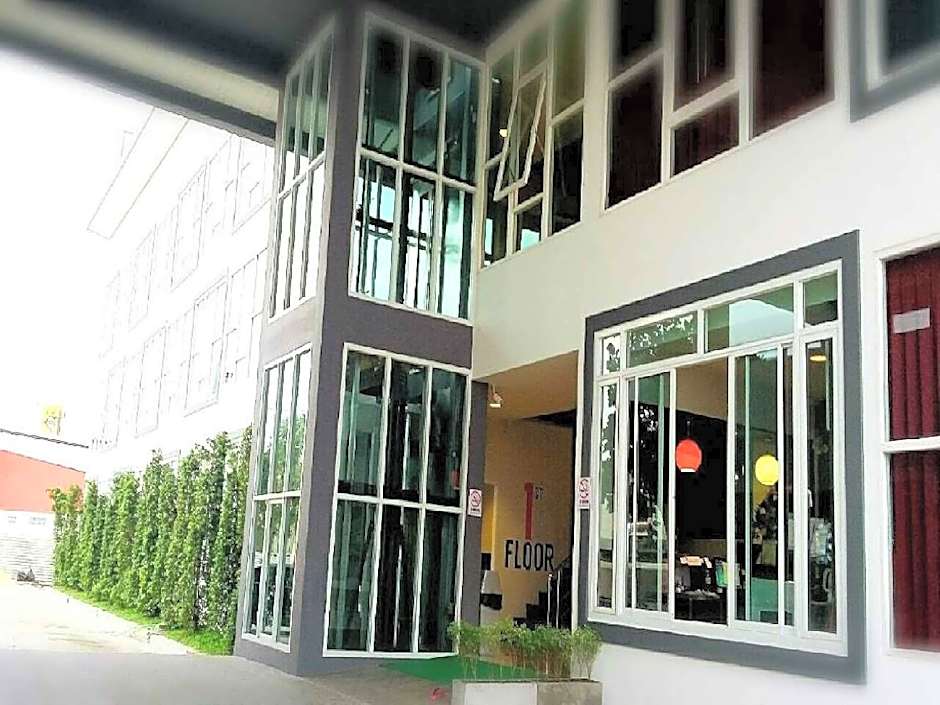 The Zell Budget Hotel Buriam