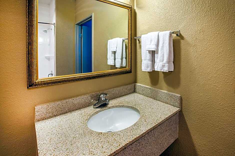 La Quinta Inn & Suites by Wyndham Indianapolis North At Pyramids