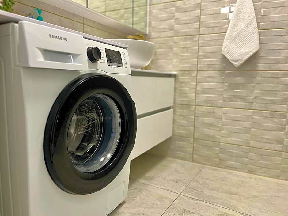 La Luna Premium Deluxe Apartment with Pool & Jacuzzi, Bikes and Secured Parking