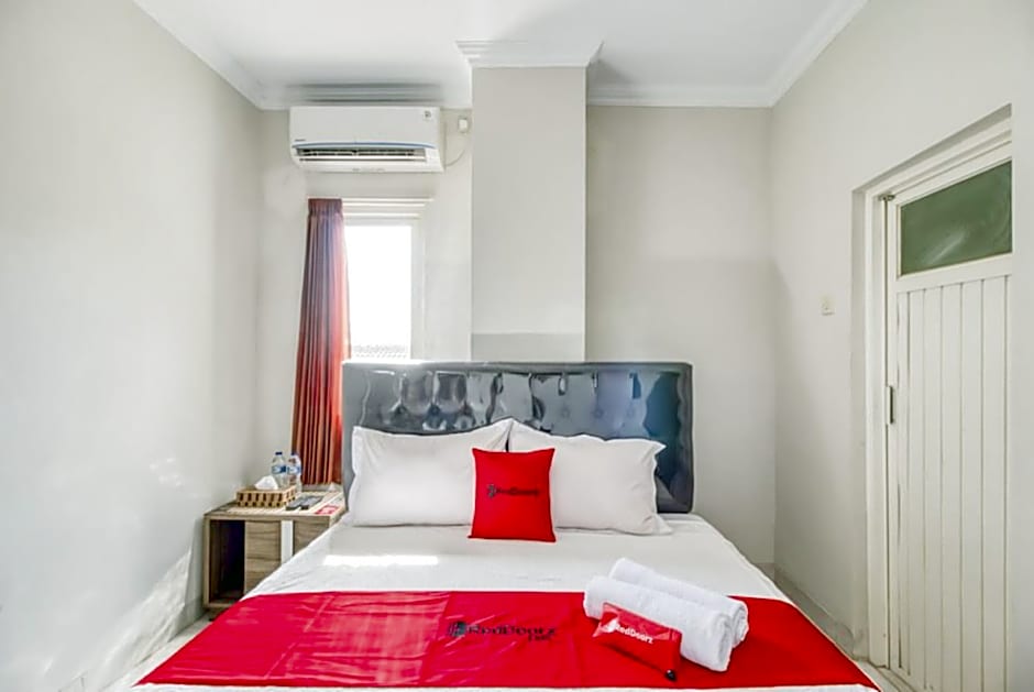 RedDoorz near Condongcatur Bus Station