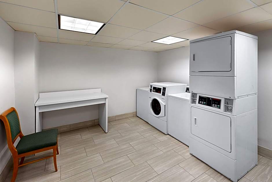 La Quinta Inn & Suites by Wyndham Houston Bush Iah South