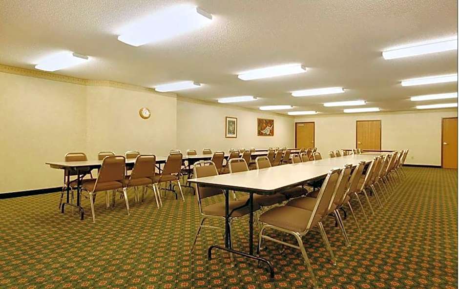 Syracuse Inn and Suites