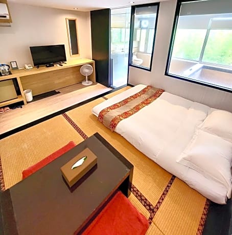 Deluxe Japanese Room