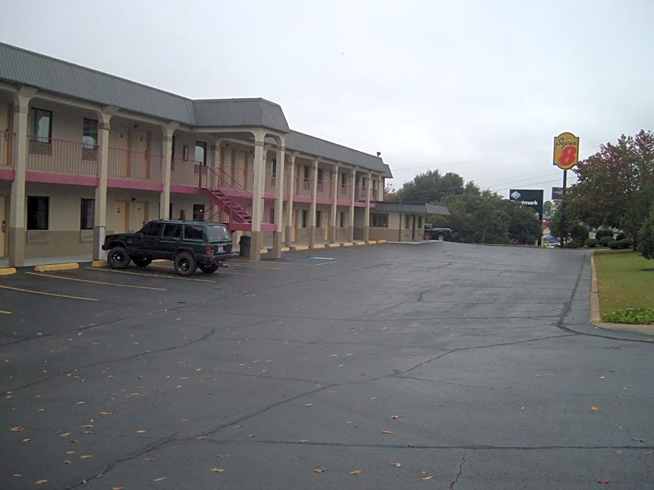 Super 8 by Wyndham Laurel