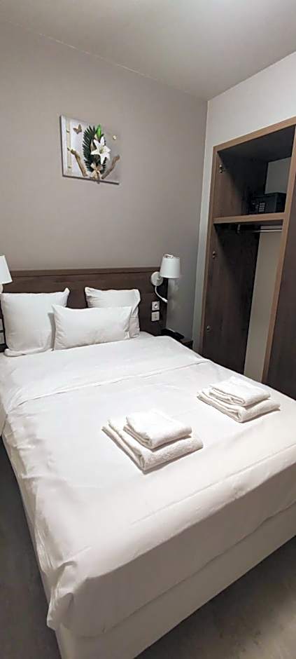 SQUARE HOTEL