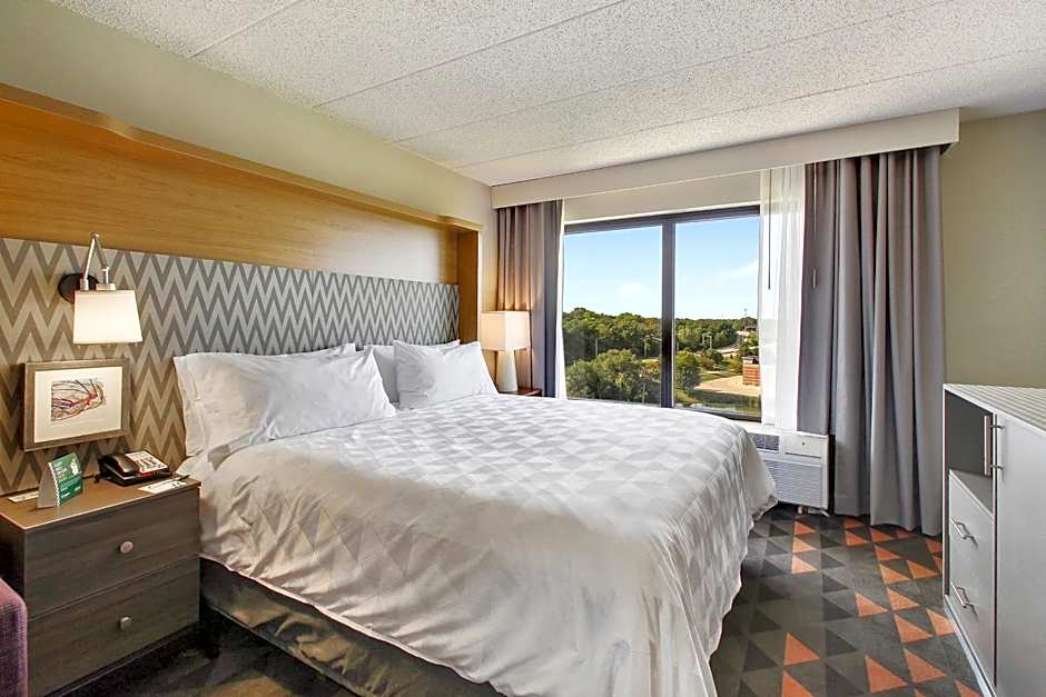 Photo 1 of 3 of Standard 1 King Bed, Lake View