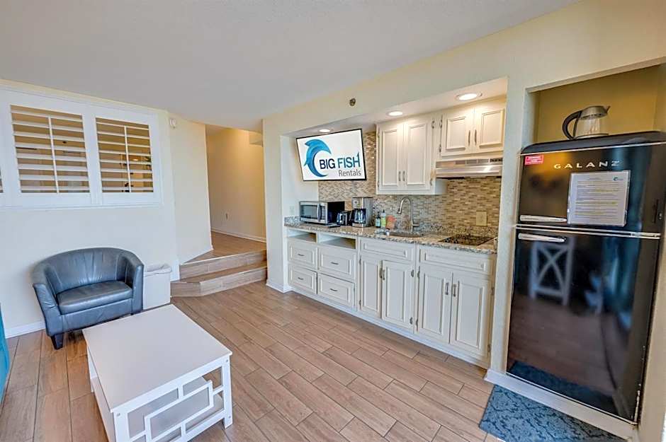 Oceanfront Views, Recently Renovated Kitchen,Pools