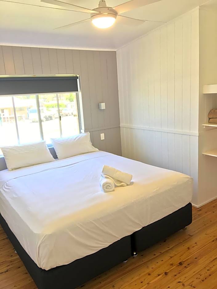 Lakeside Cabins & Holiday Village