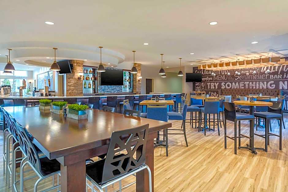 Cambria Hotel Akron - Canton Airport