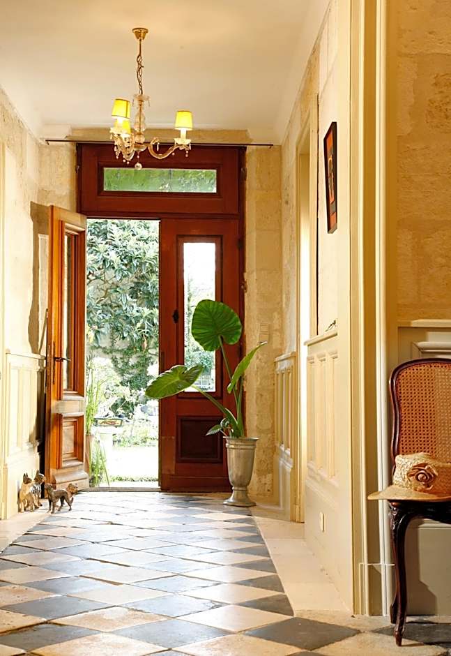 La Porte Rouge - The Red Door Inn