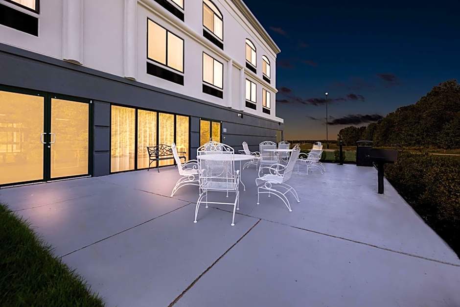 Spark by Hilton Tupelo