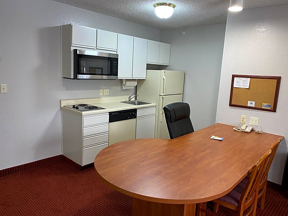 Days Inn & Suites by Wyndham Green Bay WI