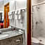 Econo Lodge Inn & Suites