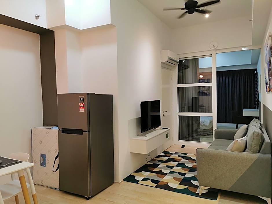 REVO at AURORA PLACE, Pavilion 2, 5 Minutes To AXIATA ARENA BUKIT JALIL FREE WIFI by De Harlequins Guesthouse